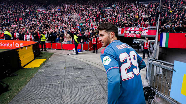 Santiago Giménez en duelo con Feyenoord ante el Ajax en la Eredivisie